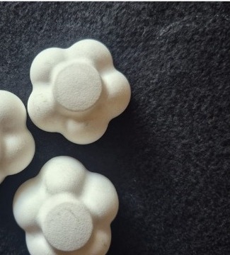 Gipsgeluk traktatiefiguur Bloemen